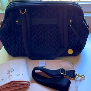 Paige Carryall Black  (pre-owned) still in good condition. no rips, no tears.